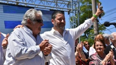 Photo of Gustavo Menéndez junto a Pepe Mujica en Merlo